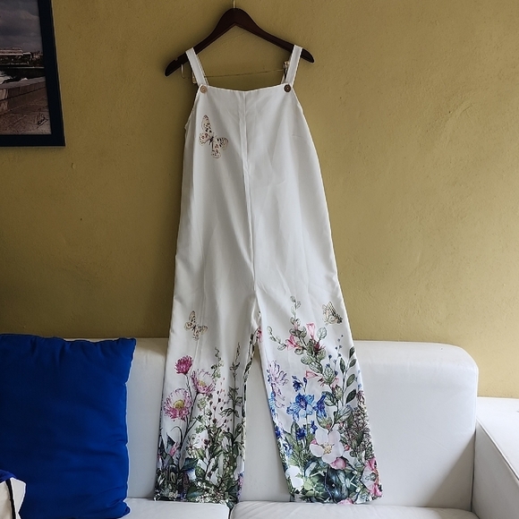 Chic White Floral Jumpsuit - Picture 2 of 9